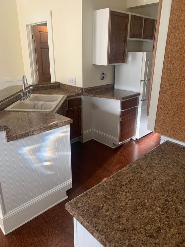 Building Photo - 704 Otter Ave