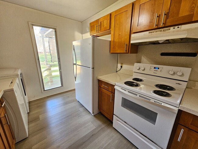 Building Photo - 3 bedroom, 1.5 bathroom and 2 parking condo.