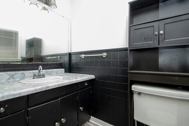 Building Photo - 3813 Hillside Dr