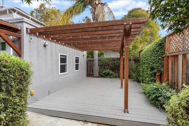 Building Photo - 1434 Paru St