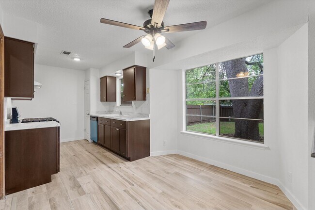 Building Photo - 703 Huntingdon Pl
