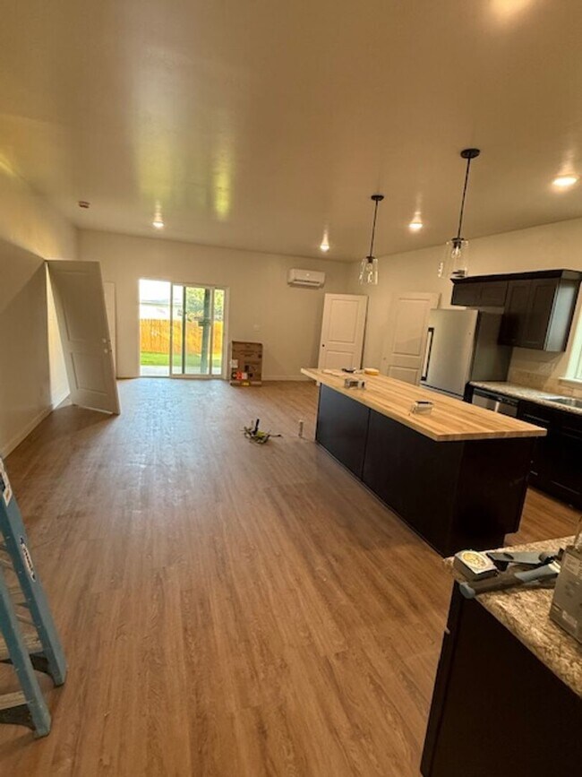 Building Photo - 504 S 5th St