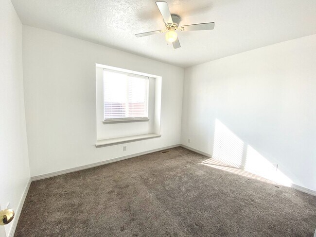 Building Photo - 3 Bed 2 Bath Single Level Home with 3 Car ...
