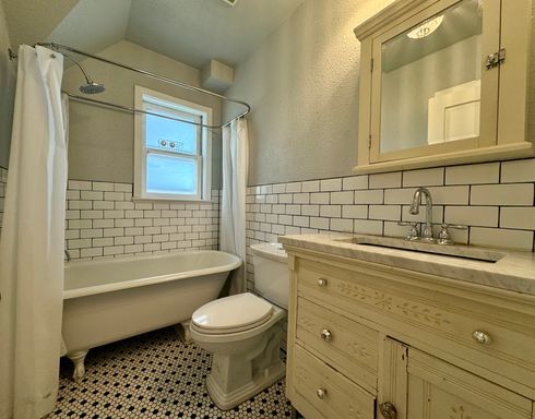 Building Photo - 3 Bedroom 2 Full Bath Plus Office Renovated Victorian Style Family Home Available NOW!