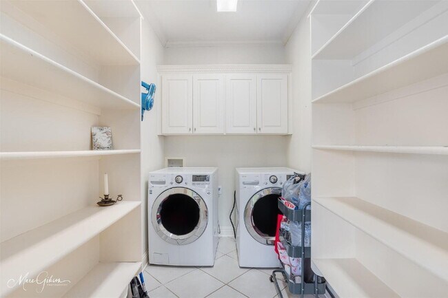 Building Photo - "Charming 4-Bedroom Gem with Spacious 2091...
