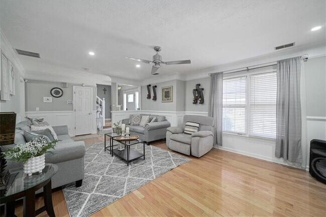 Building Photo - 4 bedroom house in Lawrenceville with cozy...