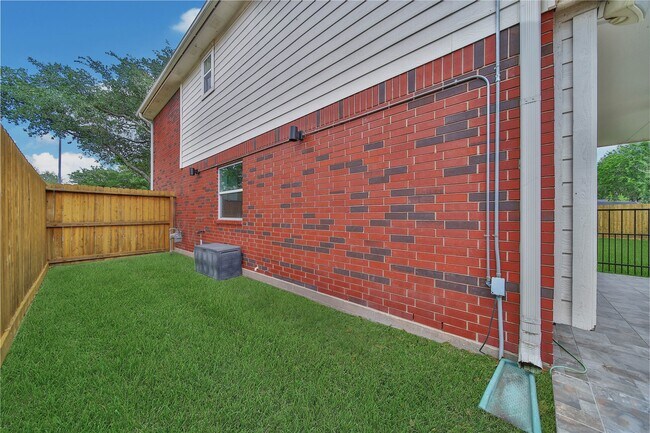 Building Photo - 16731 Creek Trail