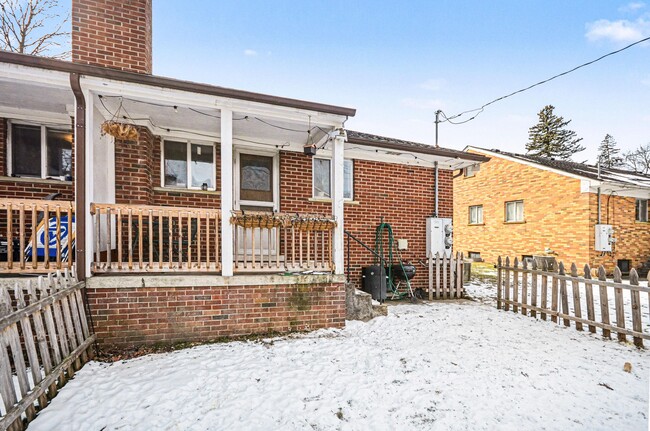 Building Photo - 924 Lutz Ave