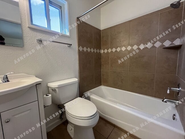 Building Photo - BEAUTIFUL 3 BEDROOM 2 BATHROOM HOME IN NORTH PHOENIX