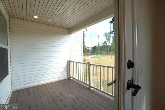 Building Photo - 612 America Dr