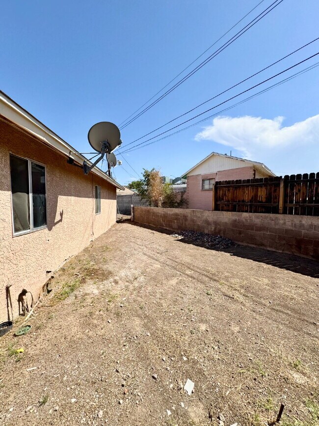 Building Photo - Adorable 3BD Vintage Henderson Home w/ Mod...