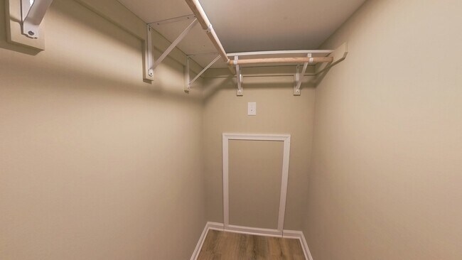 Building Photo - 12885 Hyannis Ln