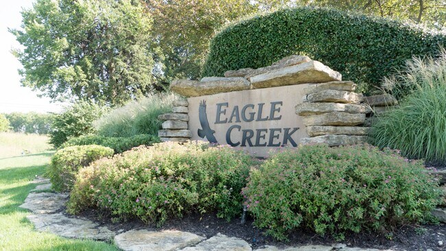 Building Photo - EAGLE CREEK LUXURY TOWNHOME READY FOR YOUR...