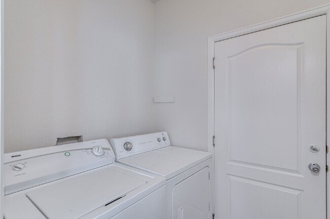 Building Photo - 965 Evening Star Ct