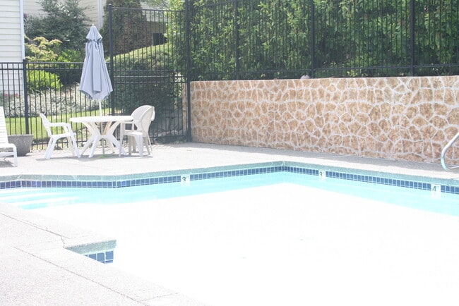 Building Photo - Top floor, 2drm, 2 full bath, open floor plan, pool, water, sewer, garbage included in rent