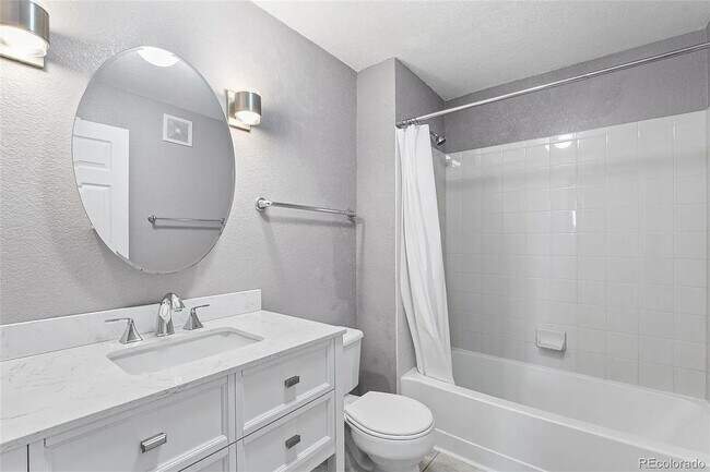 Building Photo - Spacious 2BR Condo convenient to DTC, Auro...