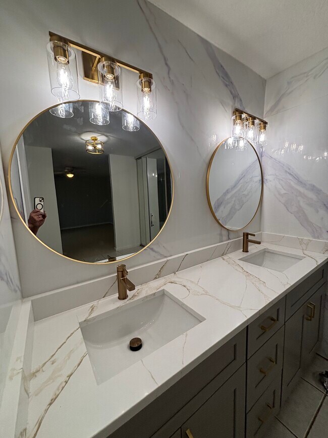 Building Photo - 1116 11th Ln