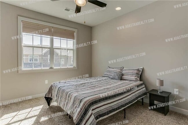 Building Photo - Like New Blue Valley Townhome-Available in JUNE!!