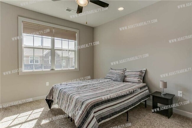 Building Photo - Like New Blue Valley Townhome-Available NOW!!