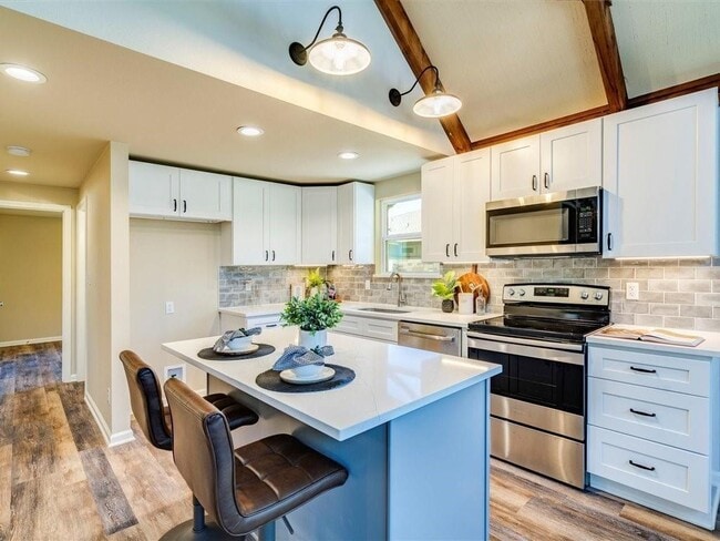 Building Photo - 18418 Lakeland Dr