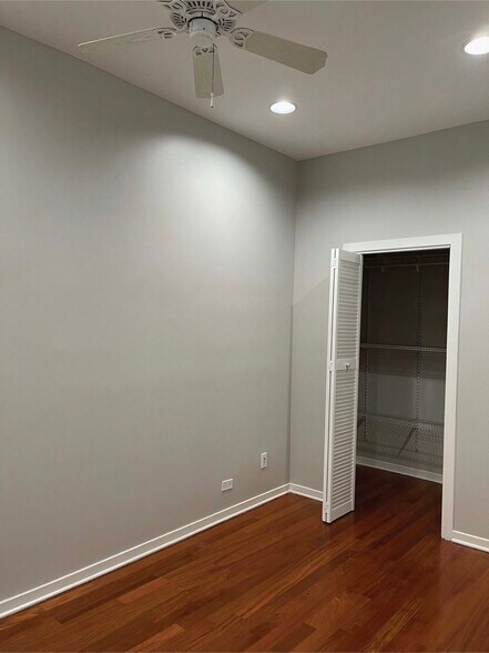 Master bedroom, walkin closet, celing fan - 2216 W Belmont Ave