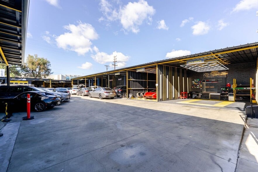 Building Photo - 2346 N San Fernando Rd