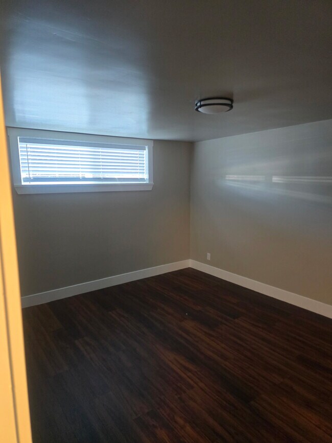 Building Photo - 605 W Crest Dr