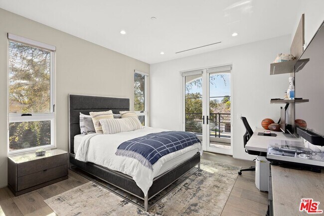 Building Photo - 1940 Kelton Ave