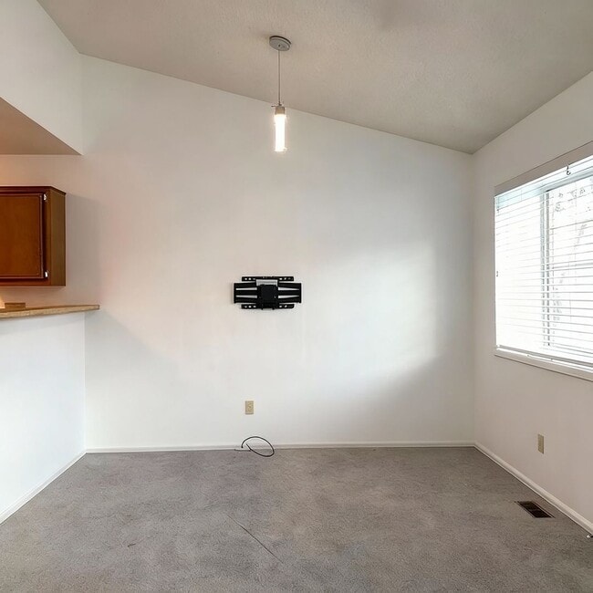 Building Photo - Cozy 2 bedroom Townhouse in Cheyenne Mountain with VIEWS of mountains