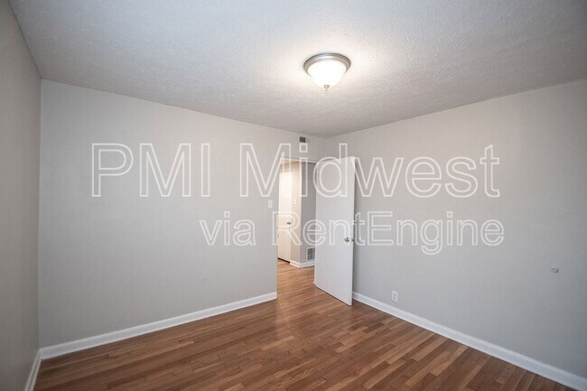 Building Photo - 146 E 19th St