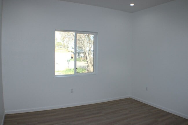 Building Photo - Brand New -4BD + 2BTH Solar-Powered Home