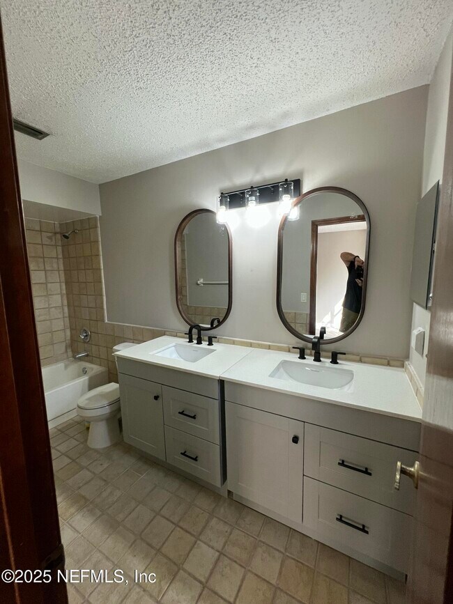 Building Photo - 4022 Laurelwood Dr