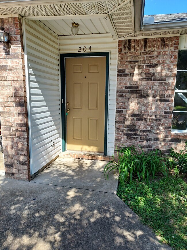 Building Photo - 204 Killdeer Dr