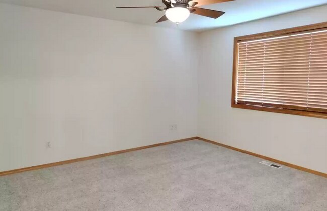 Building Photo - Spacious, updated home with A/C in SW Bend!