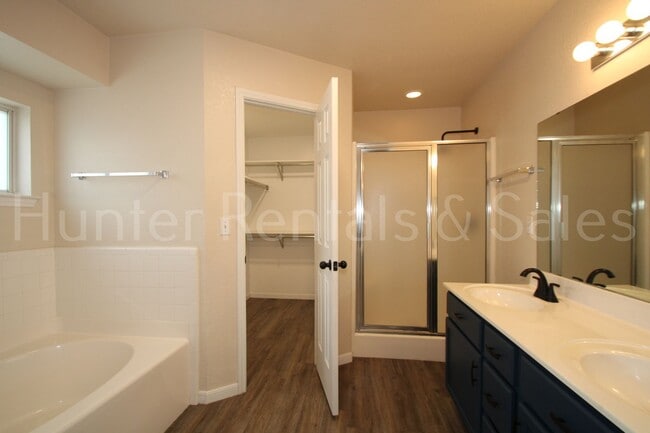 Building Photo - Move-In Ready Gem with Spacious Backyard