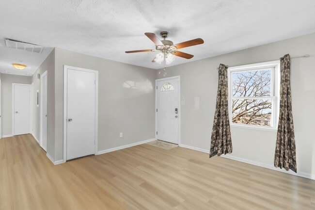 Building Photo - NEW LISTING!!!!!