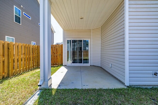 Building Photo - Townhome in Towne Pointe