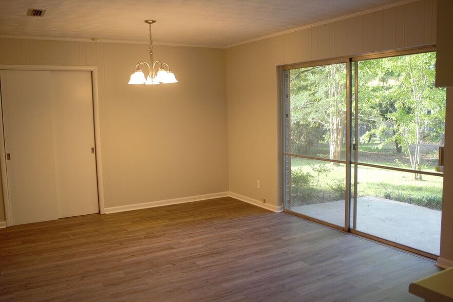 Dining area - 2504 Choctaw St