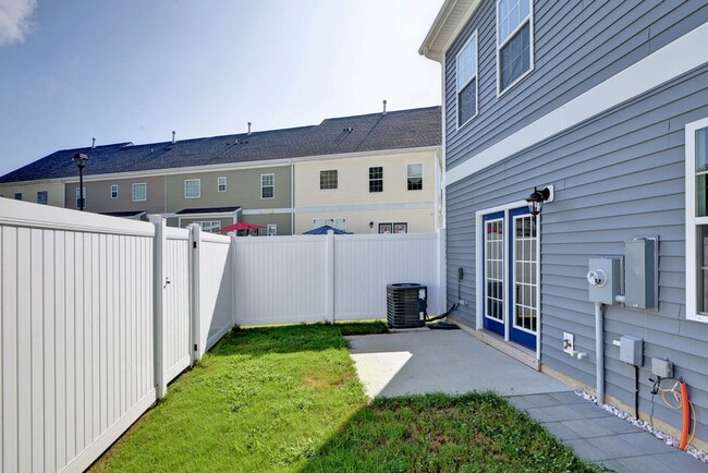 Building Photo - Immaculate End-Unit Townhome