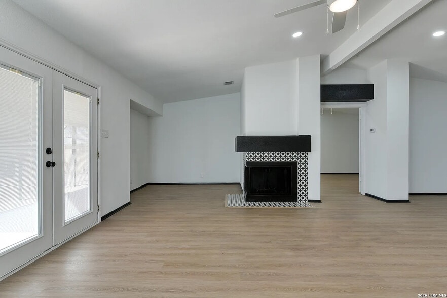 Building Photo - Room in House on Jenkins Dr
