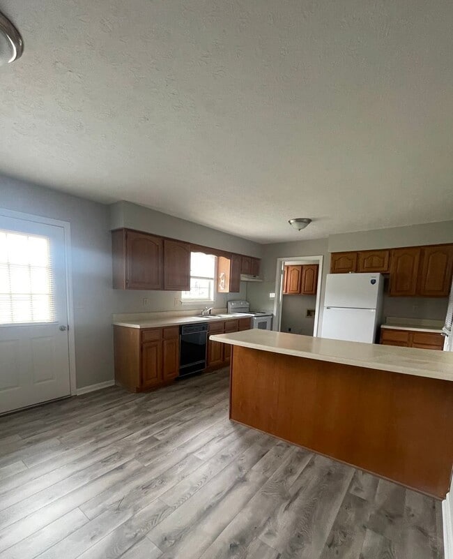 Building Photo - AVAILABLE NOW 3 bedroom, 2 bath with garag...