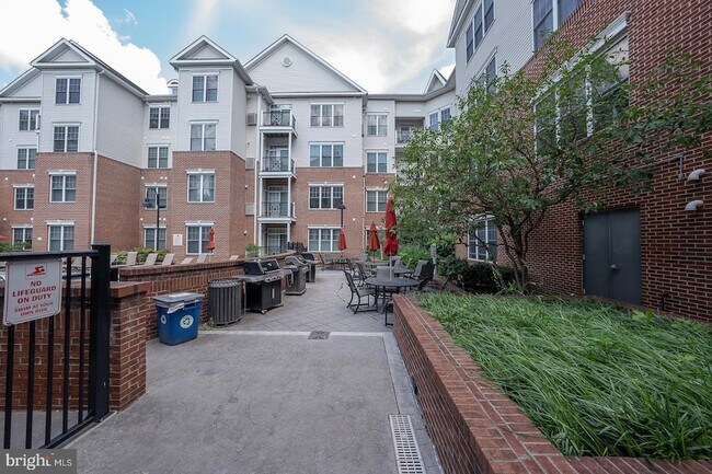 Building Photo - 300 W Elm St