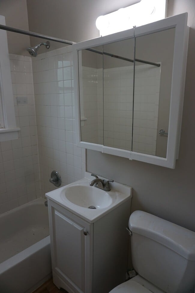 Building Photo - Cute Bungalow in Established Lakewood Neighborhood!