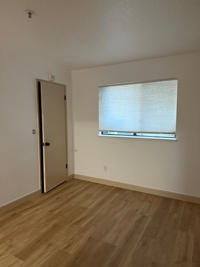 Building Photo - Gated Community with easy west bound 80 access