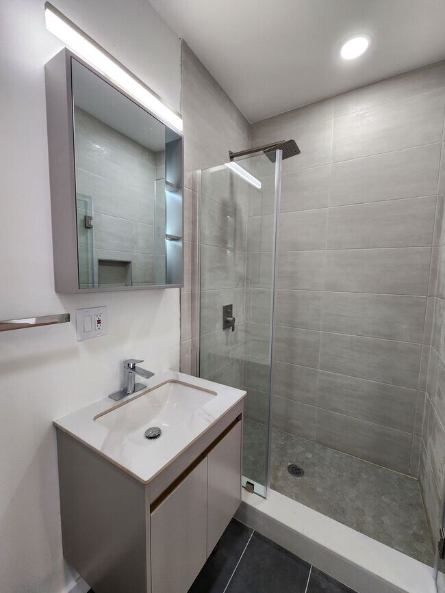 Building Photo - Beautiful 2 bedroom newly renovated unit available