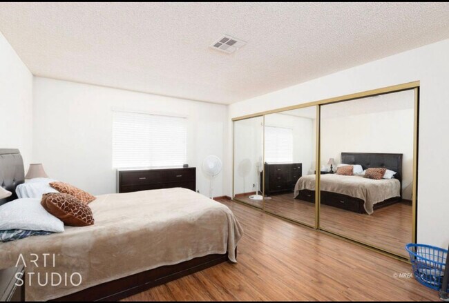 Building Photo - 459 Mesa Blvd