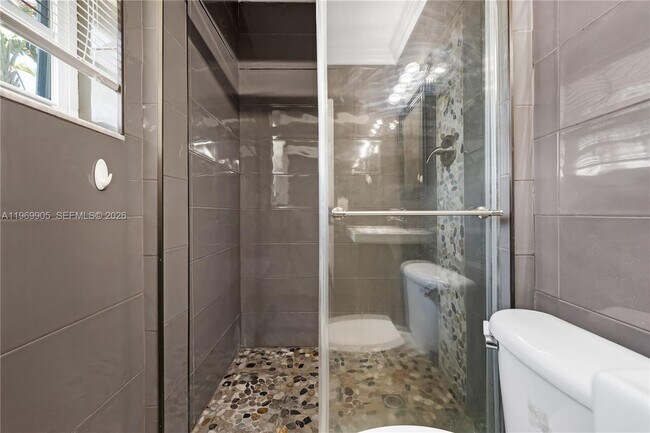 Building Photo - 215 Entrada Dr