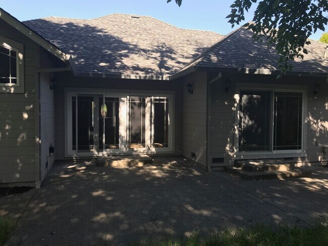 Building Photo - Single level 3 bedroom 2 bathroom Rincon Valley Home with A/C