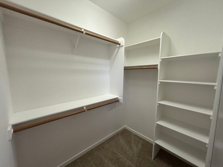 Building Photo - 2041 E Fawn Dr