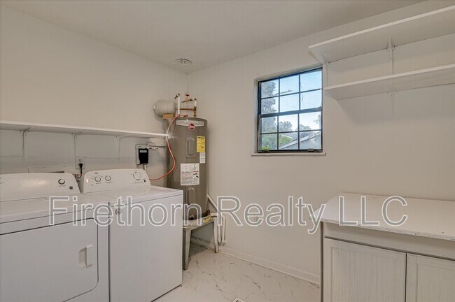 Building Photo - 2349 Henry Cir